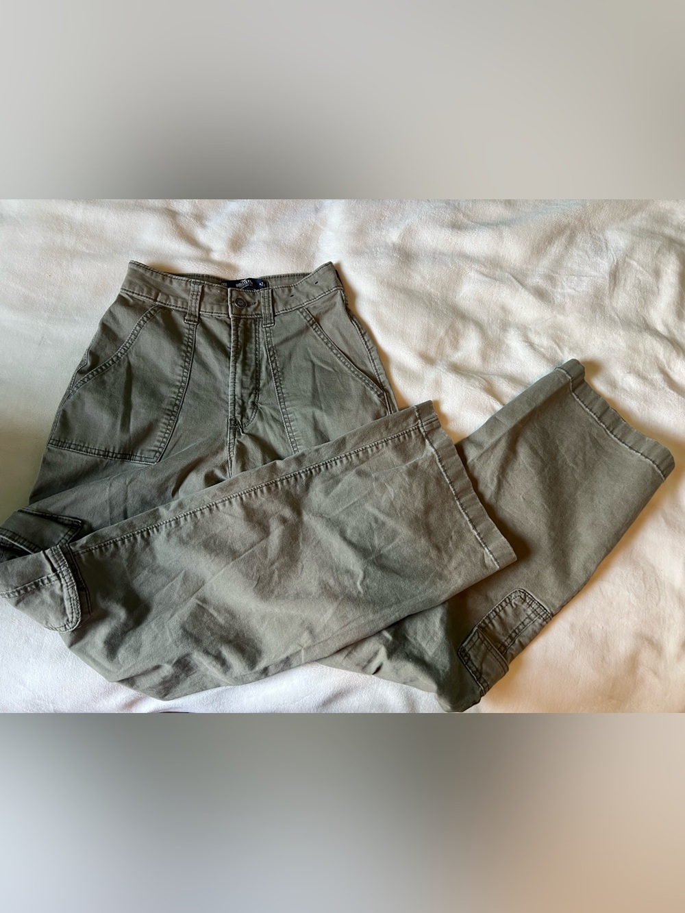 Hollister women’s Olive cargo pants